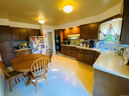 38 Pamela Ln, Valhalla NY 10595-1424 exterior