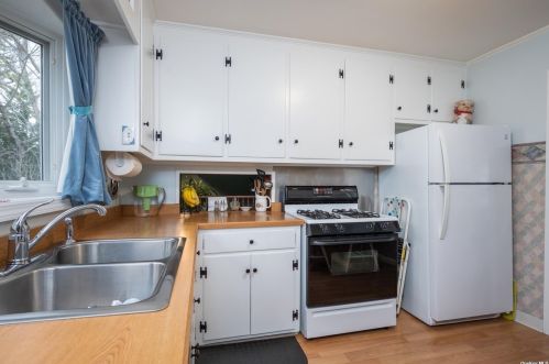 991 Kahle St, Bohemia NY 11716-2104 exterior