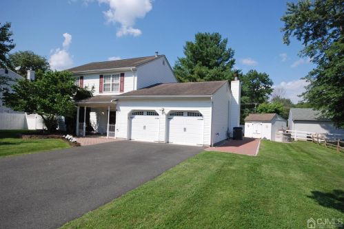 81 Bristol Rd, Piscataway NJ  08854-3675 exterior