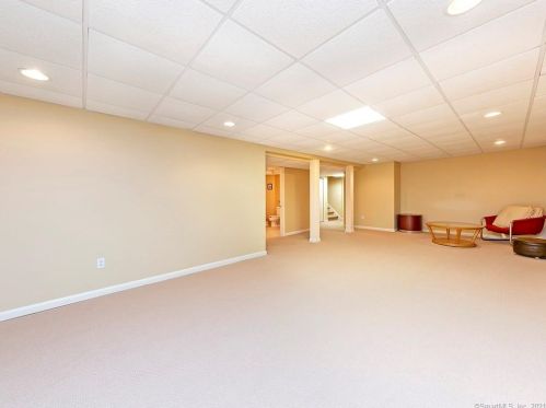 1 Essex Ct, Farmington CT 06032-1433 exterior