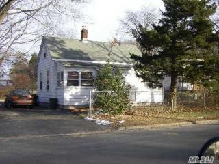 32 9th Ave, Huntington Station NY  11746-2220 exterior