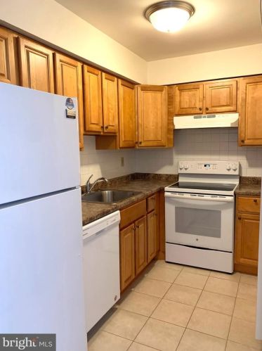 2041 Jason Dr, Huntingdon Valley PA  19006-1736 exterior