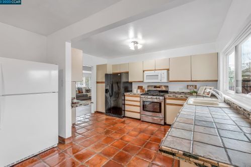 1046 Orange St, Concord, CA 94518-3738