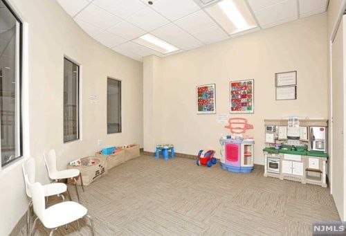 4202 Rio Vis Dr, Mahwah NJ 07430-4510 exterior