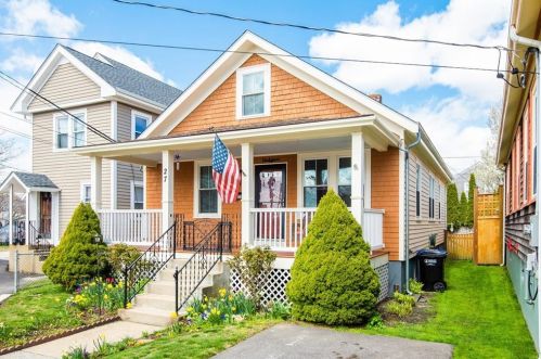 27 Peckham Ave, Middletown, RI 02842-5731