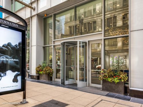 8 Randolph St, Chicago IL  60601-3622 exterior