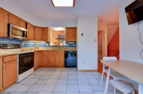 78 Tiffany Blvd, Newark NJ 07104-2425 exterior