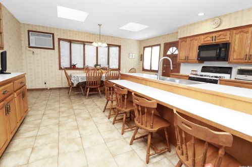 8 Birchwood Dr, Valley Stream NY 11580-1908 exterior