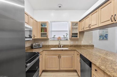 865 105 Ave, Naples FL 34108-1838 exterior