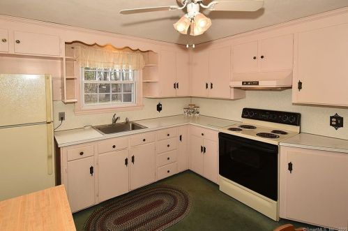 1052 Plymouth St, Windsor CT 06095-3653 exterior