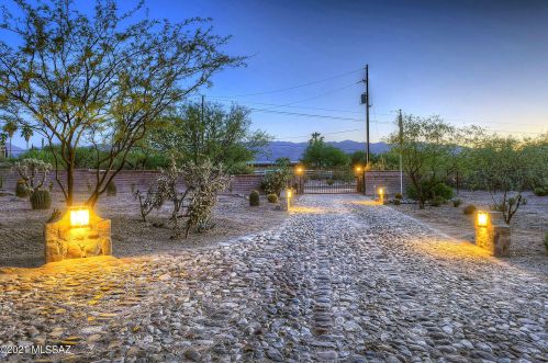 11330 Tanque Verde Rd, Tucson AZ  85749-8525 exterior