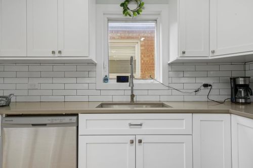 5606 Parkside Ave, Chicago IL 60646-6421 exterior