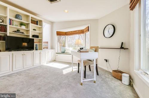 7804 Ridgecrest Dr, Alexandria VA 22308-1053 exterior