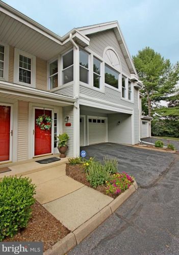 202 Country Place Dr, Lancaster, PA 17601-1776