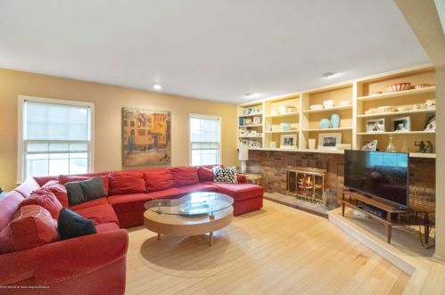 33 Brasch Blvd, Middletown NJ  07748-3161 exterior