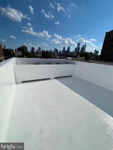 1002 Green St, Philadelphia PA 19123-3304 exterior