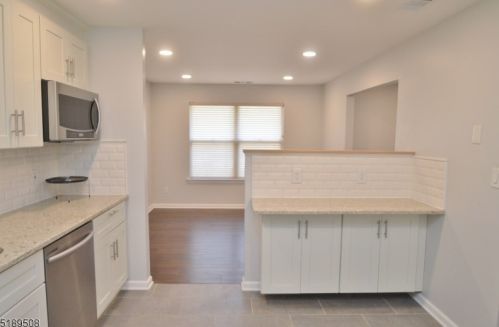 16 Ruby Ln, East Hanover NJ  07936-3434 exterior