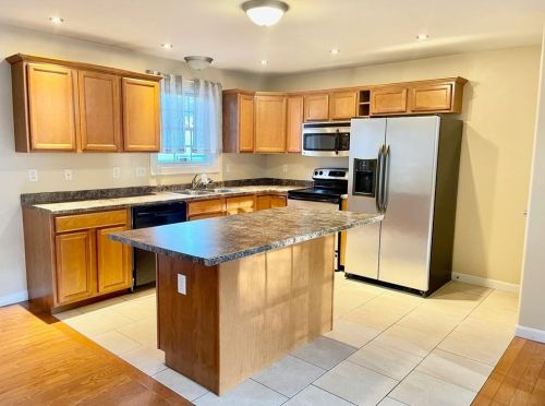 13 Ruskin St, Springfield, MA 01108-3419