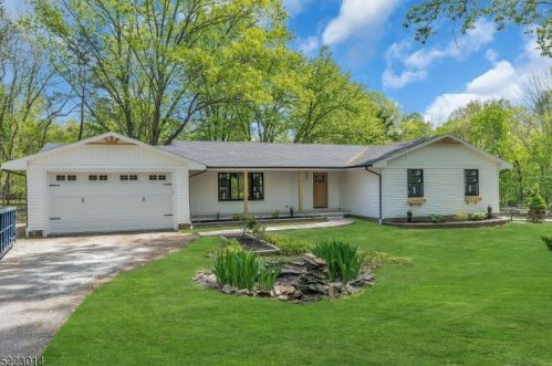 17 Valley Pl, Chester, NJ 07930-2840