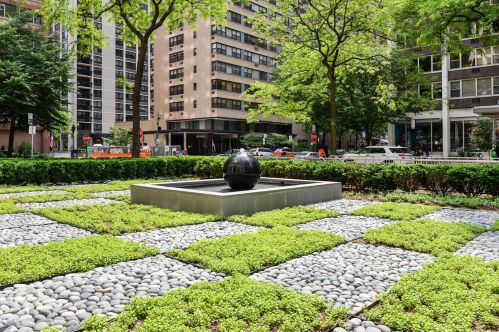 260 Chestnut St, Chicago IL  60610-3112 exterior