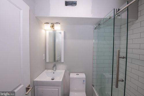 2122 2nd St, Philadelphia PA 19147-3802 exterior