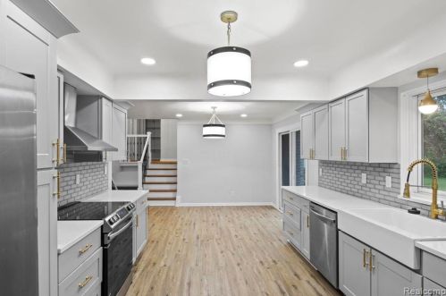 421 Beech Daly St, Dearborn Heights MI  48125-1000 exterior