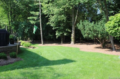 3586 Walnut Brk Dr, Rochester MI 48309-4065 exterior