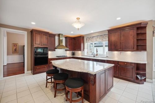 2511 Golf Crst Dr, Rochester MI 48309-4063 exterior