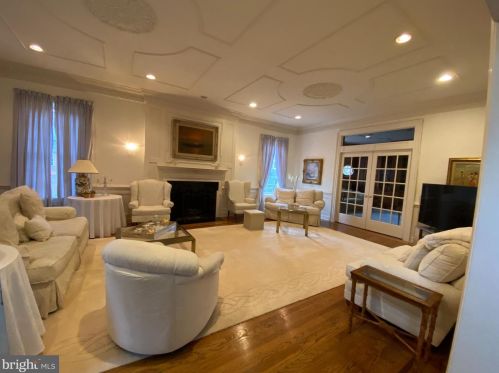 1289 Ballantrae Farm Dr, Mc Lean VA 22101-3027 exterior