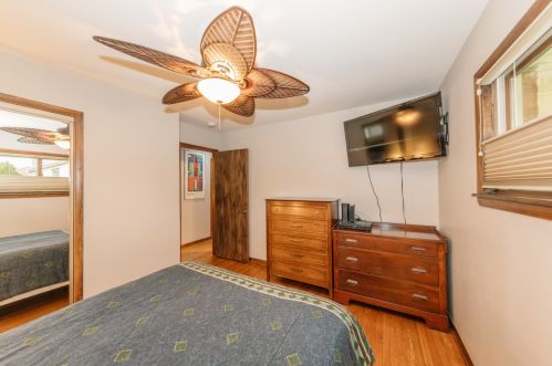 6428 Pne Shr Dr, Milwaukee WI 53209-3424 exterior