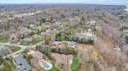 6990 Barnett Ln, Milwaukee WI 53217-3606 exterior