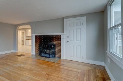 302 Woodbridge St, Manchester CT 06042-2372 exterior