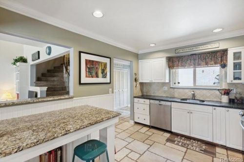 1201 Oakwood Ct, Rochester MI 48307-2539 exterior