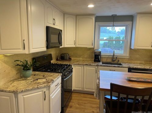 42 Oxford Dr, Enfield CT 06082-2535 exterior