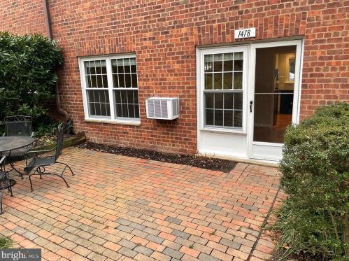 1418 Martha Custis Dr, Alexandria VA 22302-2028 exterior