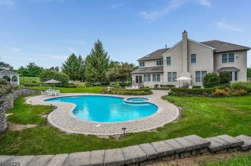4 Christie Way, Branchburg NJ 08853-5003 exterior