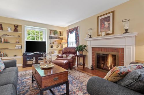 6127 Wright St, Milwaukee, WI 53213-1535