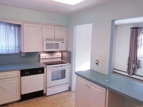 13 21st St, Huntington Station, NY 11746-3257