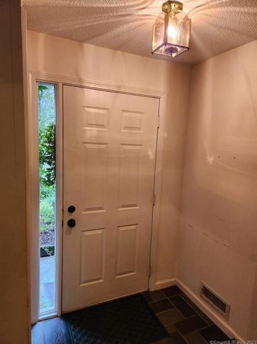 72 Metacomet Dr, Meriden, CT 06450-3579