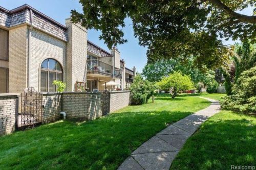 1201 Oakwood Ct, Rochester MI 48307-2539 exterior