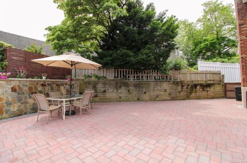 2542 Bouck Ave, Bronx NY 10469-5710 exterior