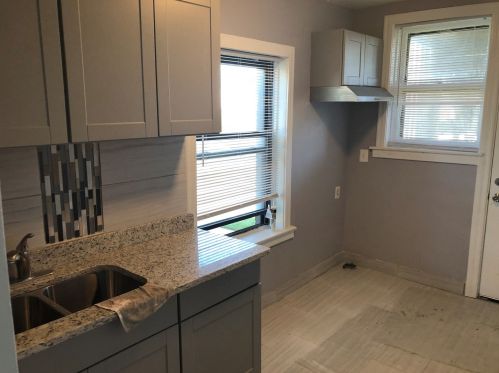 8001 Blackstone Ave, Chicago IL 60637-1823 exterior