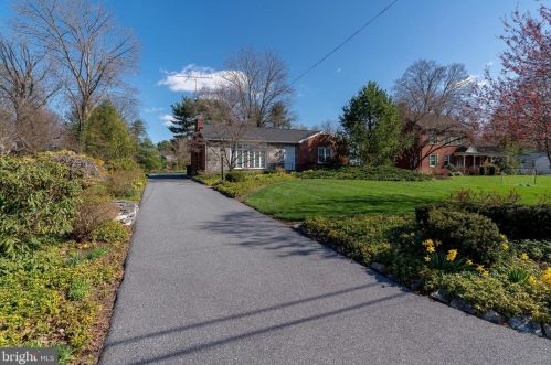 1514 Hollywood Dr, Lancaster PA 17601-5228 exterior