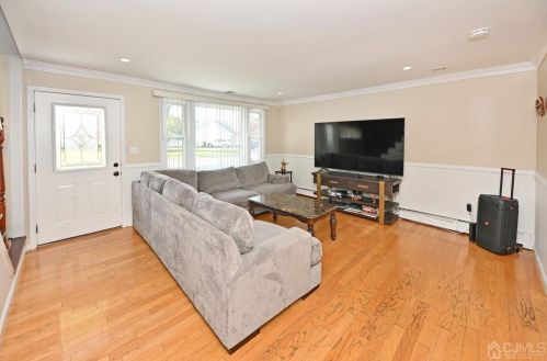 42 Stiles Rd, Edison NJ  08817-4137 exterior