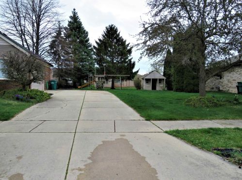 17768 Thomas Dr, Macomb Township, MI 48044-2036