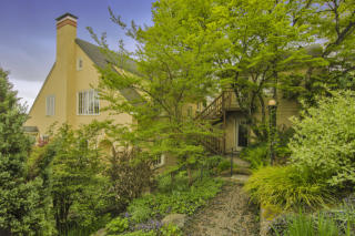 2744 Summit Dr, Portland, OR 97201-1667