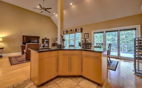 30 Ida Ave, Derby CT 06418-2322 exterior