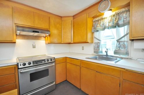 132 Walker St, Manchester CT 06040-4329 exterior