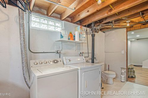 1004 Oakcrest St, Wyoming MI exterior