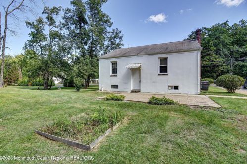 70 Siloam Rd, East Freehold NJ 07728-8604 exterior